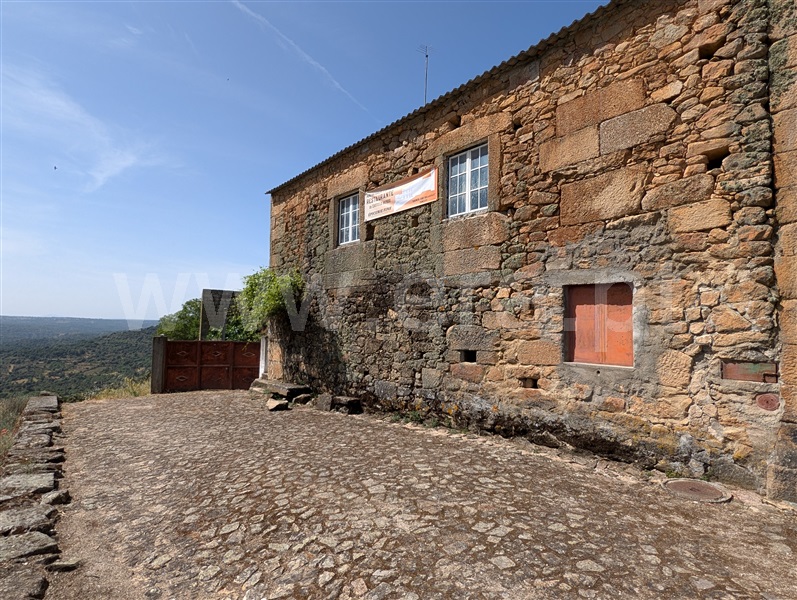 Moradia Geminada / Almeida, Castelo Mendo, Ade, Monteperobolso e Mesquitela