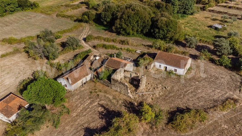 Moradia Geminada Estúdio / Covilhã, Ferro