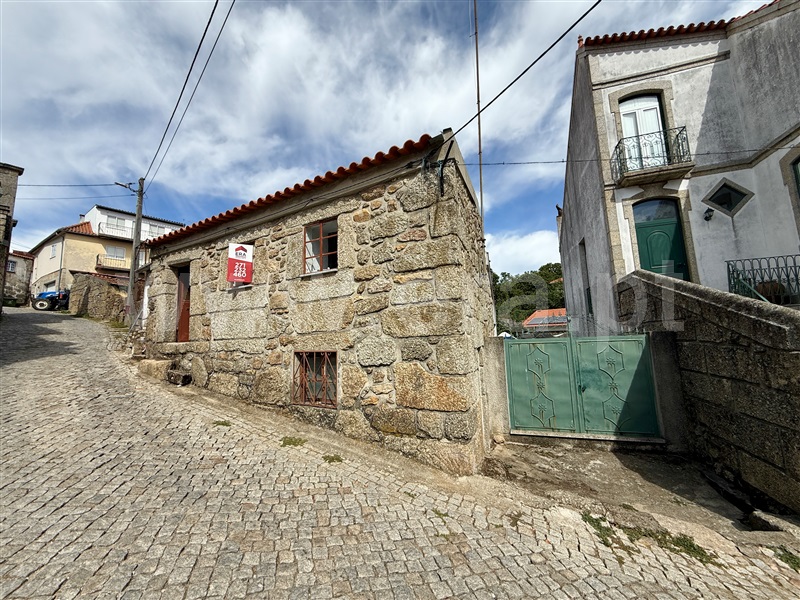 Moradia Geminada / Guarda, Meios