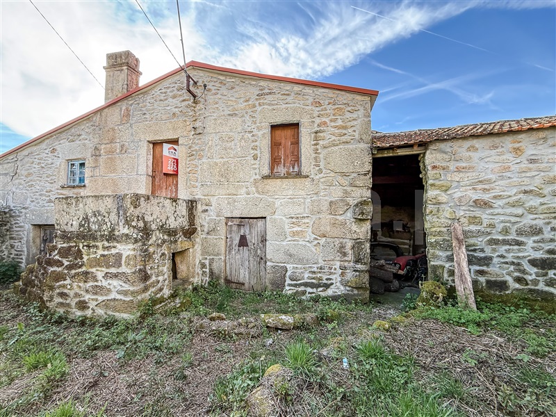 Moradia Geminada / Guarda, Rochoso