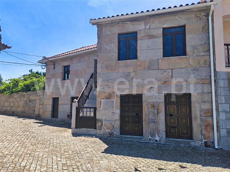 Moradia Geminada / Mangualde, Espinho
