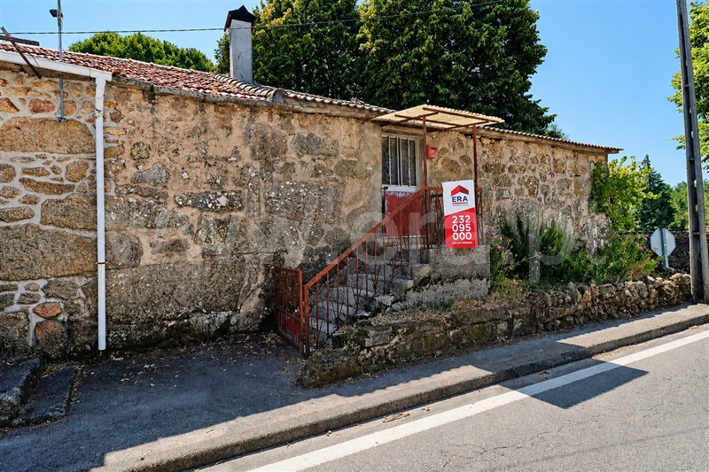 Moradia Geminada / Moimenta da Beira, Peva e Segões