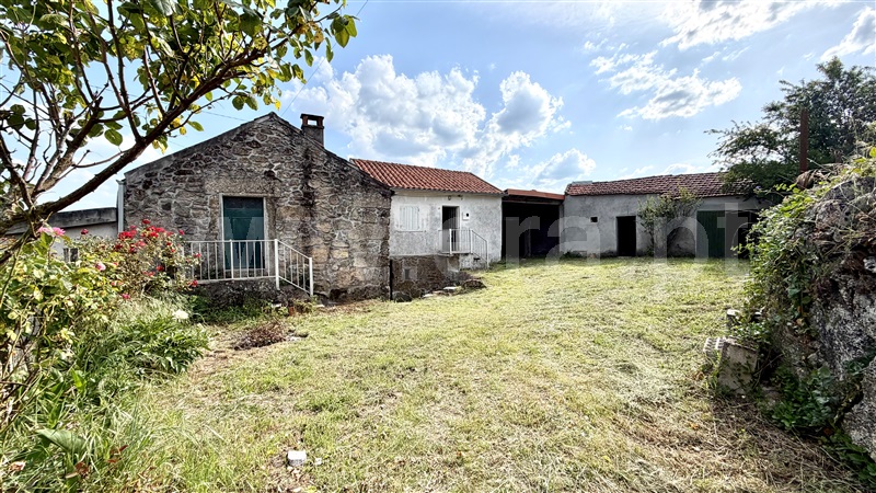 Moradia Geminada / Sabugal, Pousafoles do Bispo, Pena Lobo e Lomba