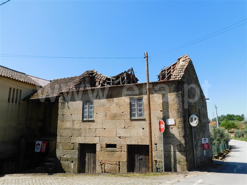 Moradia Geminada / Seia, Tourais