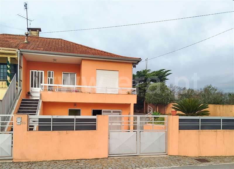 Moradia Geminada T2 / Vila Nova de Famalicão, Carreira e Bente