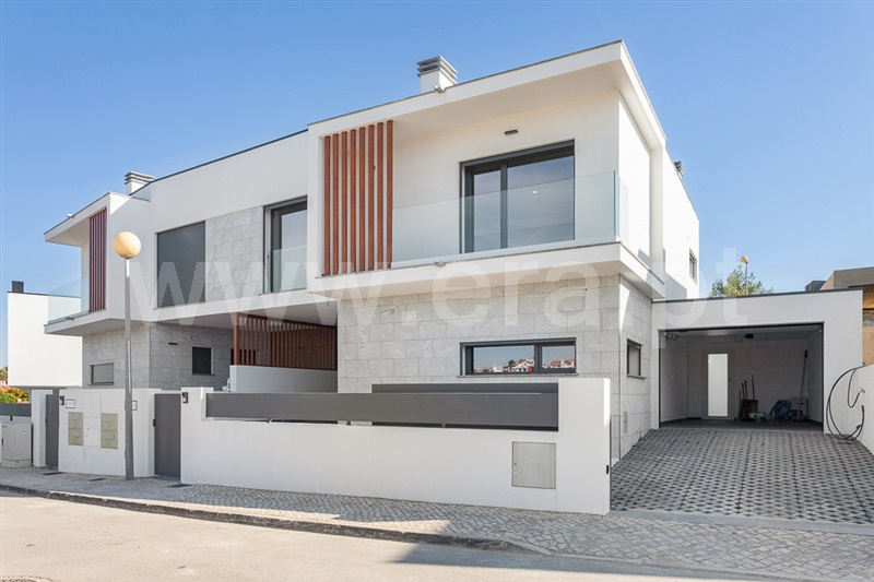 Moradia Geminada T3 / Almada, Funchalinho