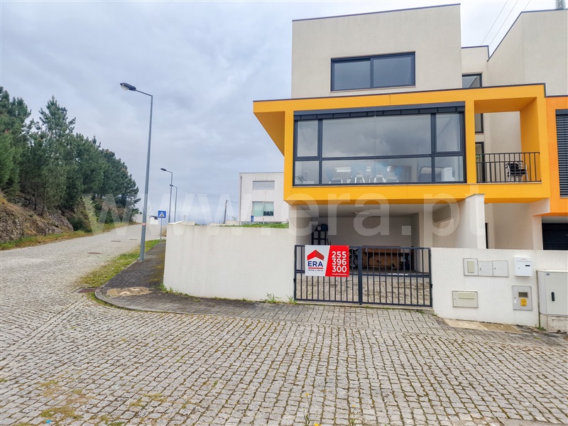 Moradia Geminada T3 / Amarante, Telões