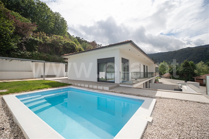 Moradia Geminada T3 / Arouca, Rossas