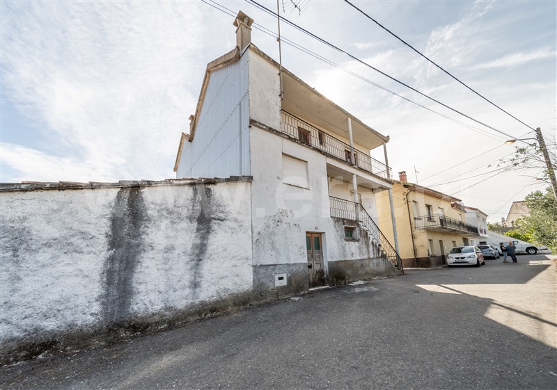 Moradia Geminada T4 / Covilhã, Barco