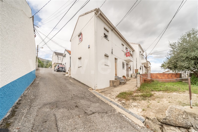 Moradia Geminada T3 / Covilhã, Canhoso