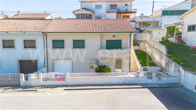 Moradia Geminada T3 / Felgueiras, Margaride (Santa Eulália), Várzea, Lagares, Varziela e Moure