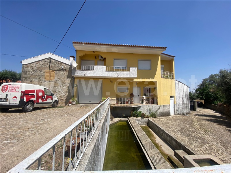 Moradia Geminada T3 / Fundão, Soalheira