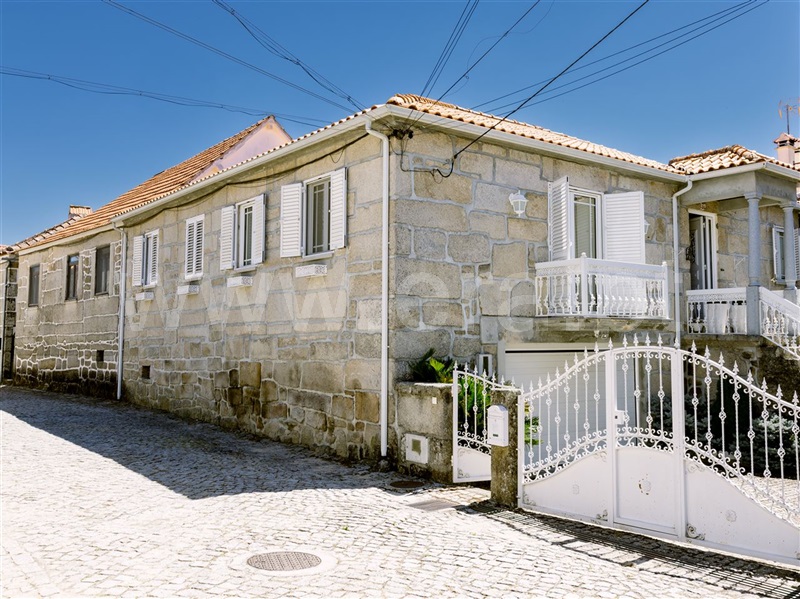 Moradia Geminada T3 / Penalva do Castelo, Antas e Matela
