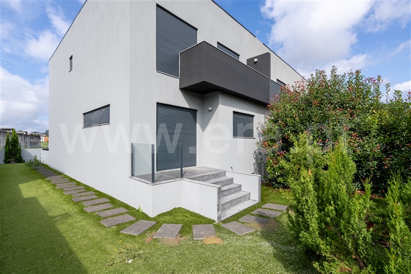 Moradia Geminada T3 / Vila Nova de Famalicão, Vale (São Cosme), Telhado e Portela
