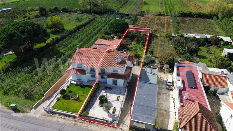 Moradia Geminada T4 / Alcobaça, Coz, Alpedriz e Montes