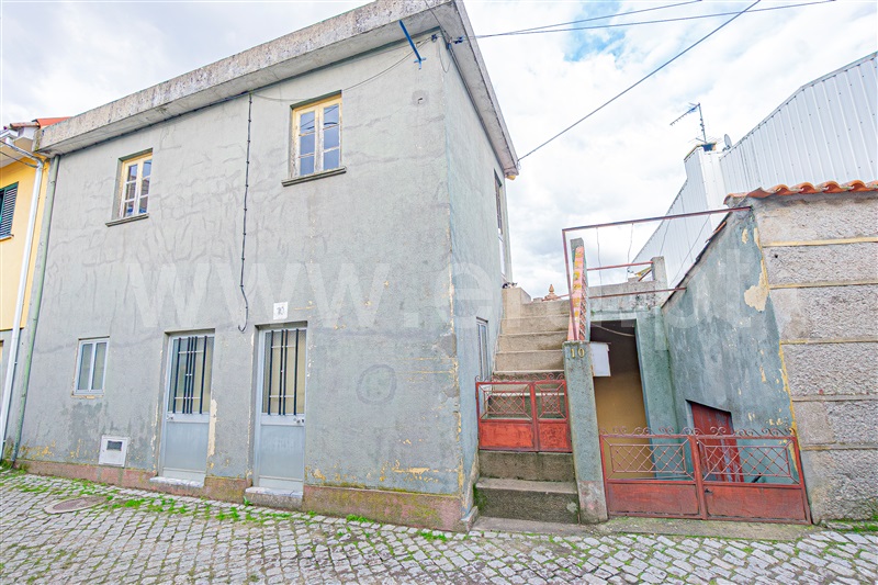 Moradia Geminada T4 / Chaves, Eiras, São Julião de Montenegro e Cela
