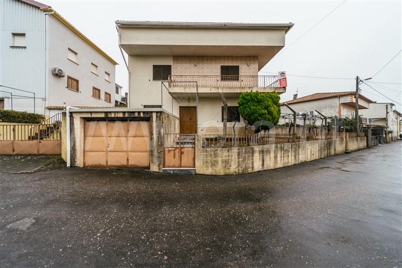 Moradia Geminada T4 / Covilhã, Erada