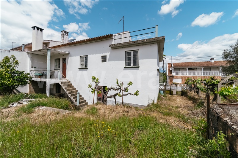 Moradia Geminada T4 / Covilhã, Ourondo
