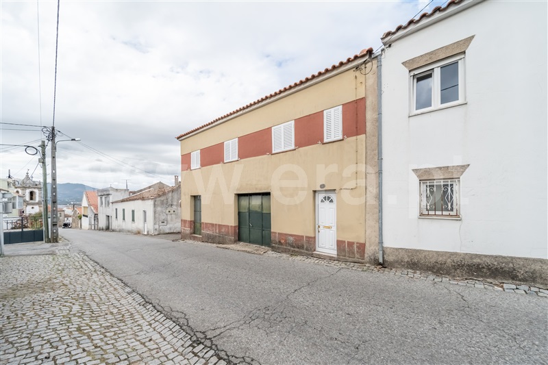 Moradia Geminada T4 / Covilhã, Peraboa