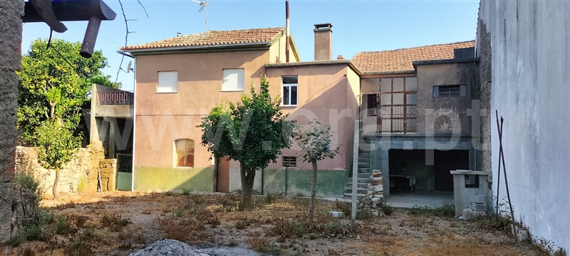 Moradia T4 em Santiago de Cassurrães e Póvoa de Cervães, €77.000
