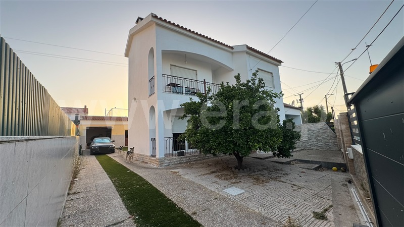 Moradia Geminada T4 / Moita, Moita