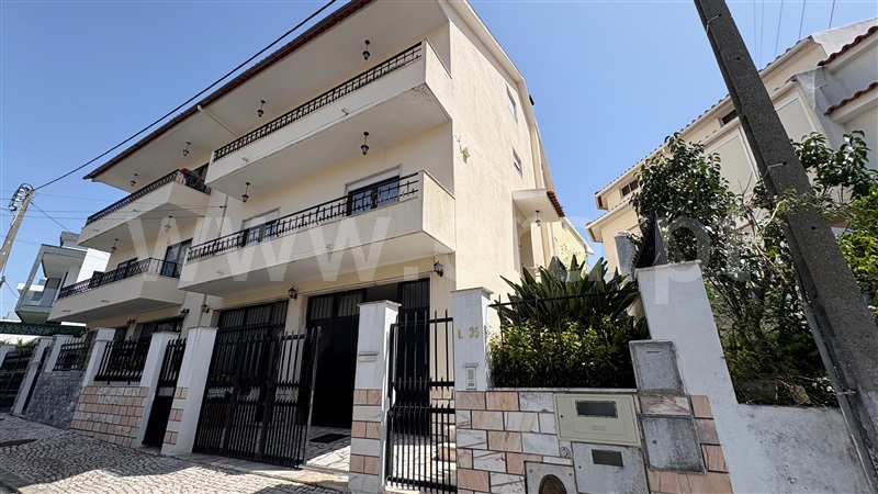 Moradia Geminada T4 / Odivelas, Pontinha e Famões