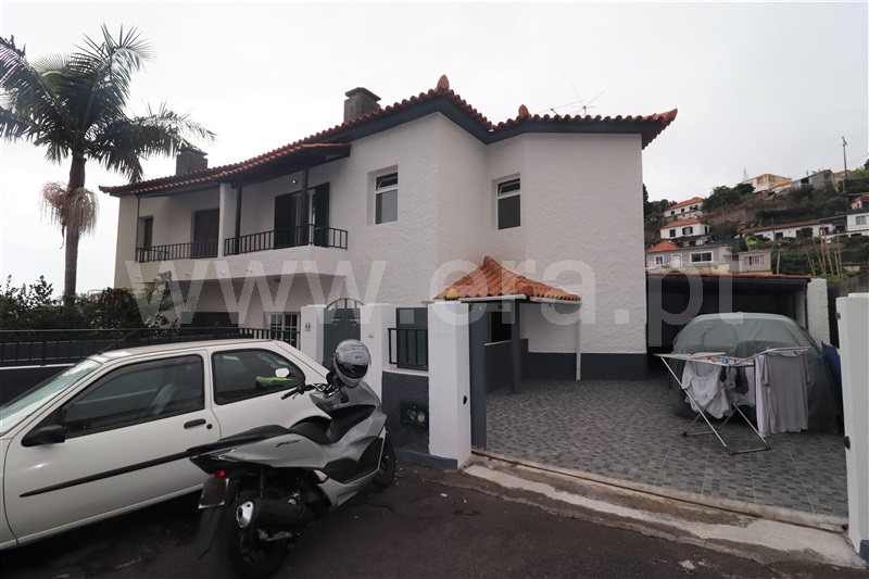 Moradia Geminada T4 / Santa Cruz, Abegoaria