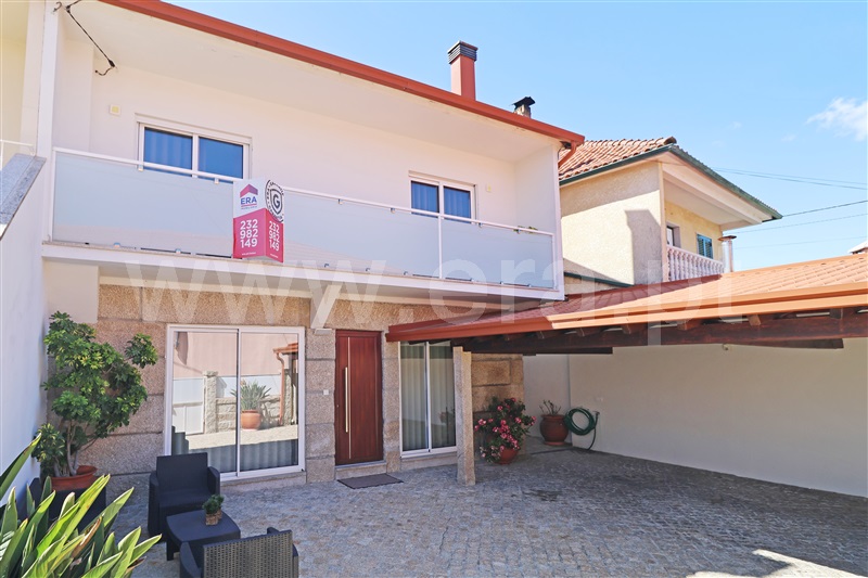 Moradia Geminada T4 / Sátão, Ferreira de Aves