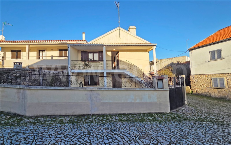 Moradia Geminada T5 / Almeida, Nave de Haver