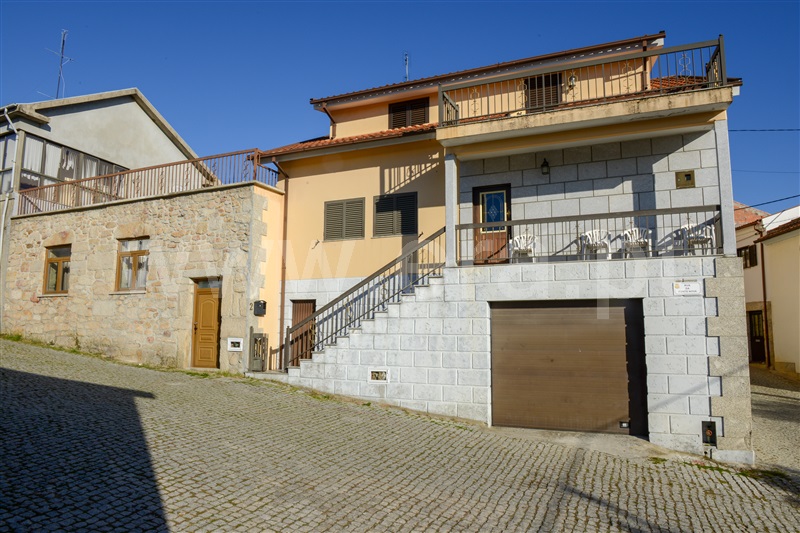 Moradia Geminada T5 / Chaves, Curalha