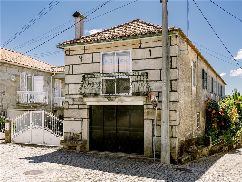 Moradia Geminada T5 / Penalva do Castelo, Antas e Matela