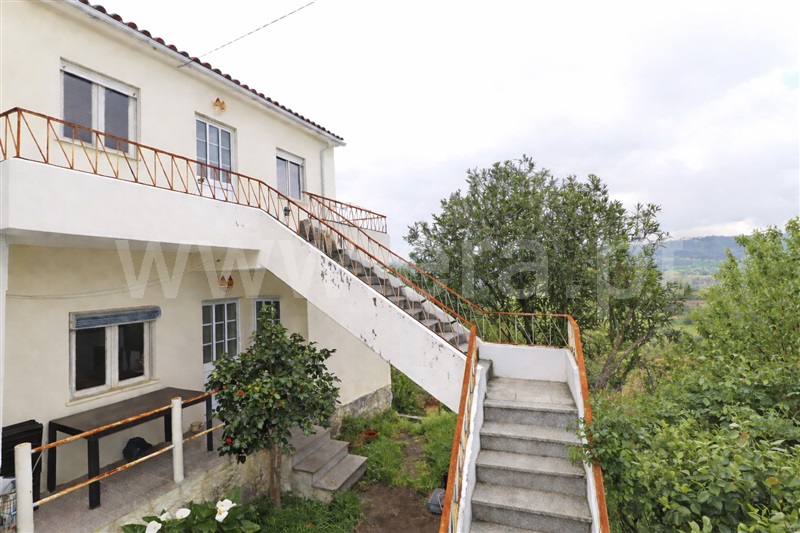 Moradia Geminada T5 / Penalva do Castelo, Casal Diz