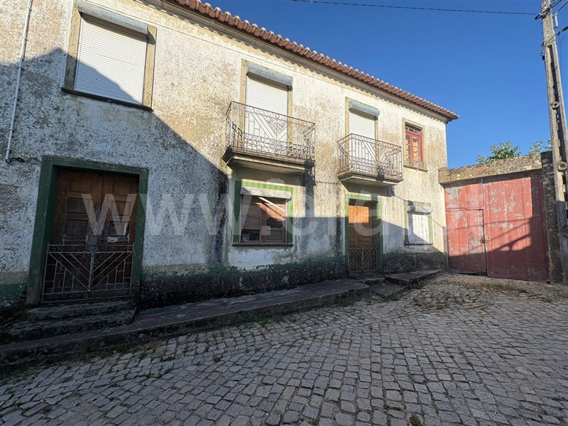 Moradia Geminada T5 / Valpaços, Sá