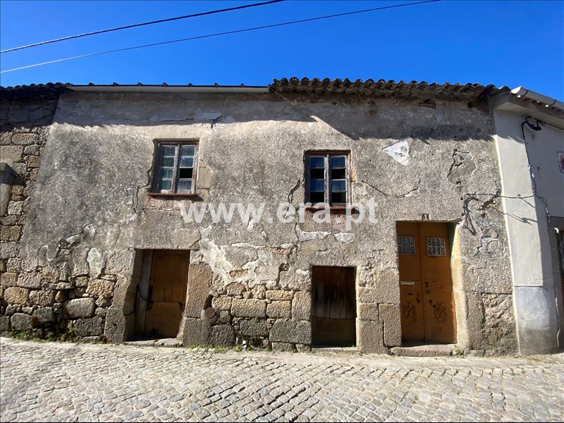 Moradia / Gouveia, Nabainhos