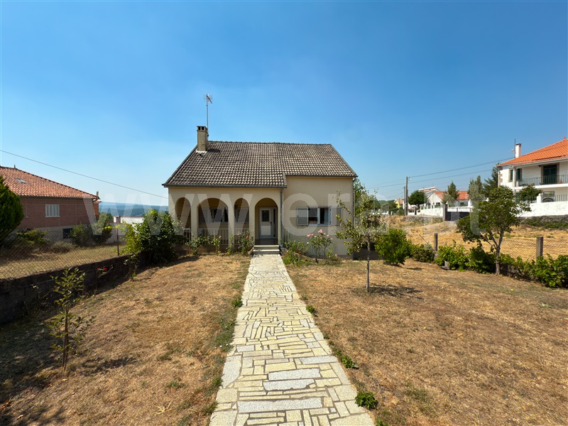 Moradia Isolada T3 / Sabugal, Quadrazais