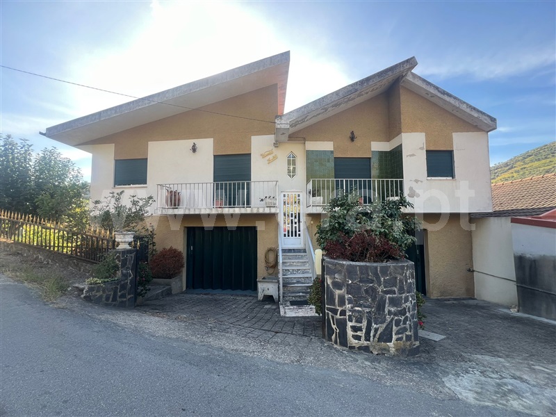 Moradia Isolada T3 / Vila Real, Abaças