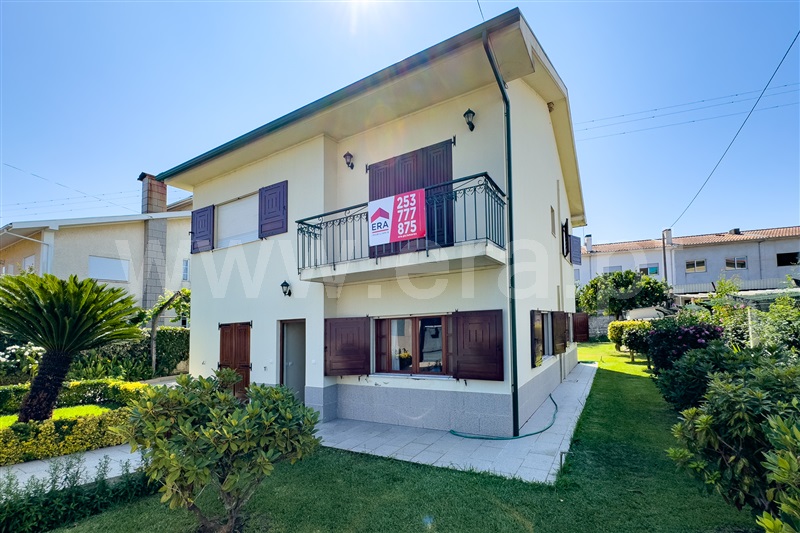 Moradia Isolada T4 / Amares, Feira Nova