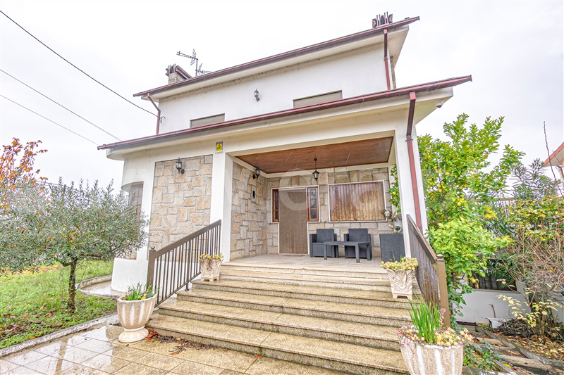 Moradia Isolada T4 / Chaves, Santa Cruz/Trindade e Sanjurge