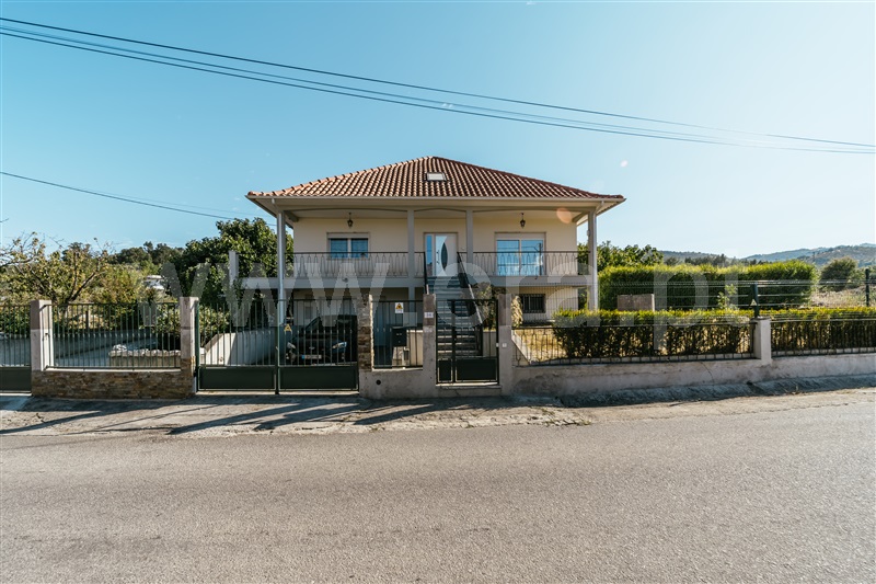 Moradia Isolada T4 / Fundão, Donas