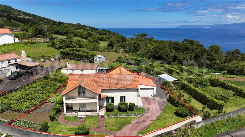 Moradia Isolada T4 / Lajes do Pico, Ribeirinha