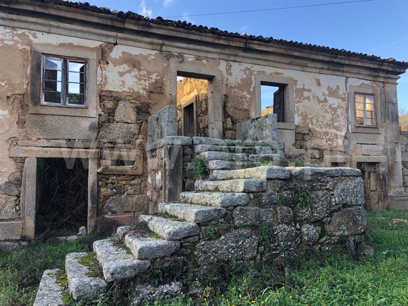 Moradia Isolada T4 / Seia, Carragozela e Várzea de Meruge