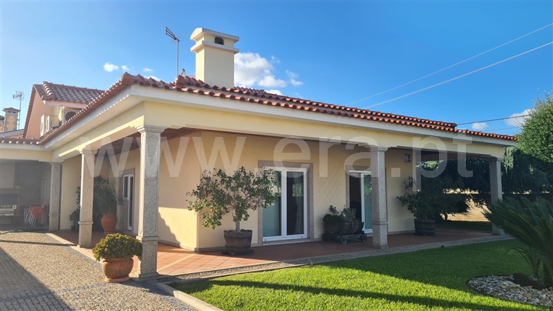 Moradia Isolada T4 / Vila Nova de Famalicão, Ruivães