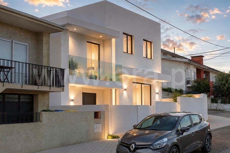 Moradia T4 em São Félix da Marinha, €469.000