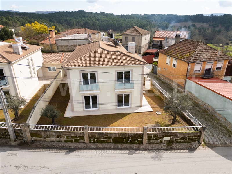 Moradia Isolada T4 / Vila Real, Constantim e Vale de Nogueiras