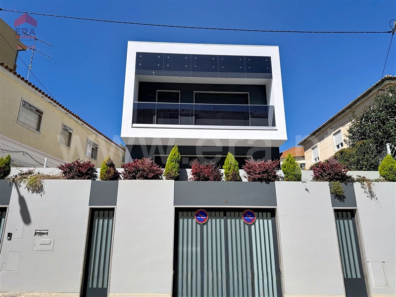 Moradia Isolada T5 / Almada, Almada