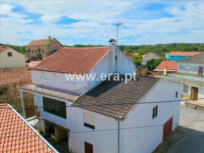 Moradia T5 em Castanheira, €85.000