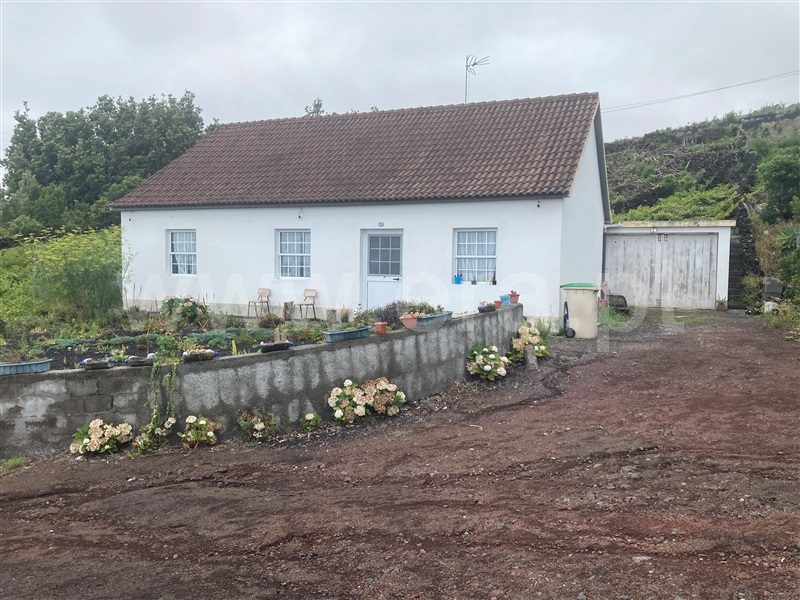 Moradia Isolada T5 / Lajes do Pico, Piedade