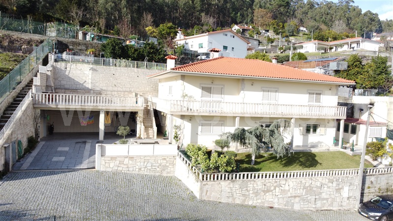 Moradia Isolada T5 / Vila Nova de Famalicão, Vale (São Cosme), Telhado e Portela