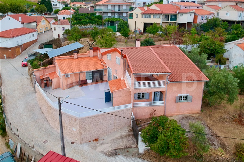 Moradia T5 em Horta, €135.000