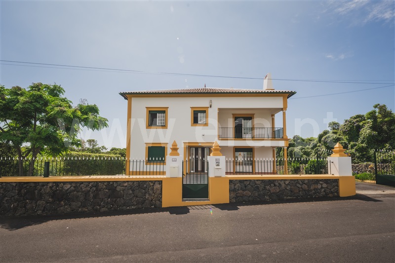 Moradia Isolada T8 / Praia da Vitória, Porto Martins